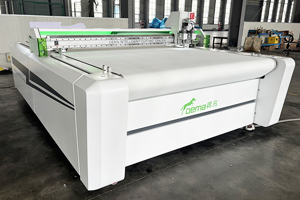 得馬F11高速裁切機(jī)